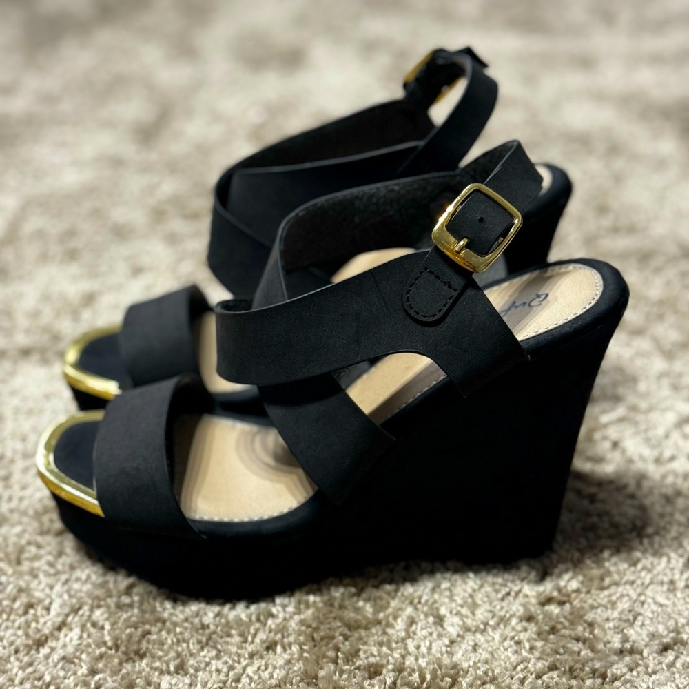 Qupid Black and Gold wedges